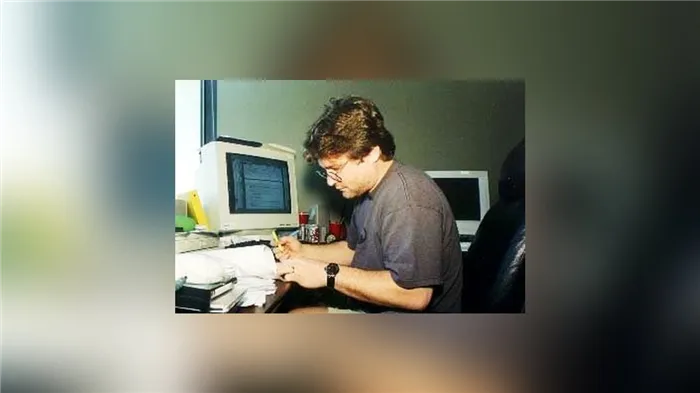 Майк Харрингтон работает над кодом первой Half-Life.