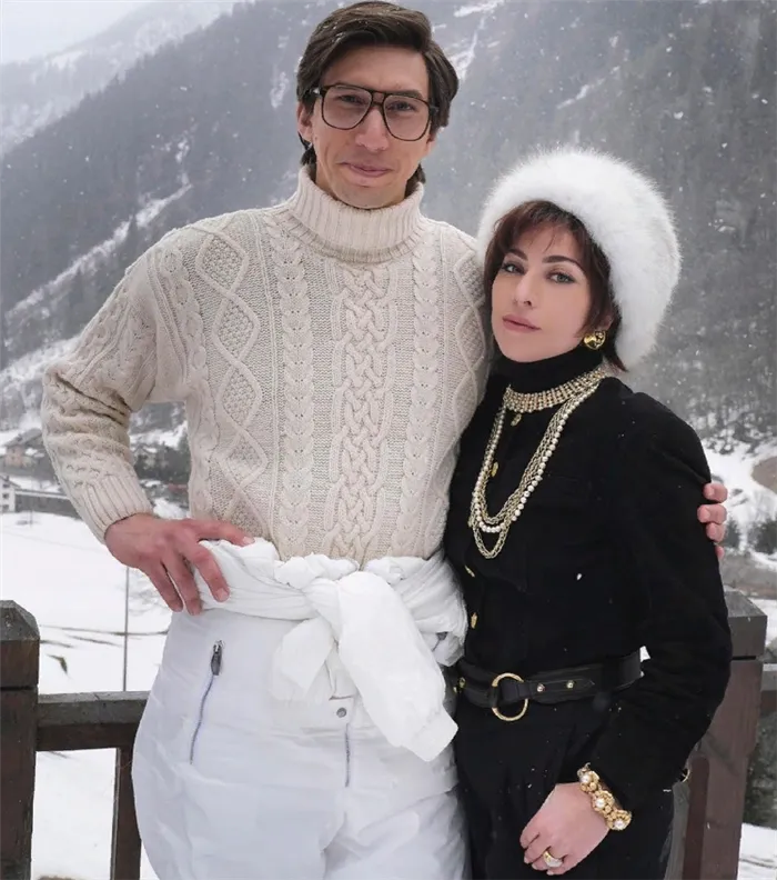 Patrizia Reggiani обнимает полувуаль и Леди Гага в белой шляпе зимой в горах.