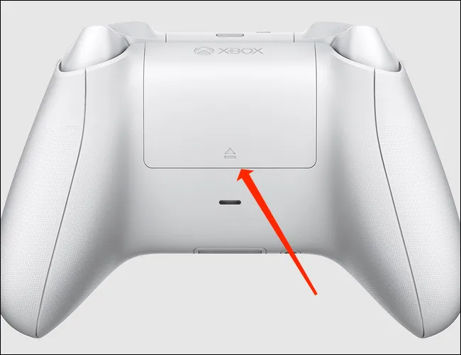 Осторожно снимите крышку батарейного отсека, чтобы открыть аккумулятор, питающий беспроводной геймпад Xbox.