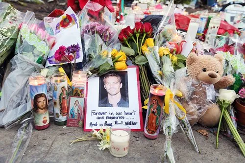 Поклонники до сих пор несут цветы к месту аварии, в которой погиб Пол Уокер.