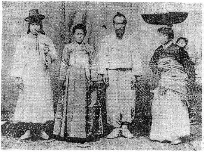 Корейская семья со съемок в прошлом веке. /Фото: koryo-saram.ru